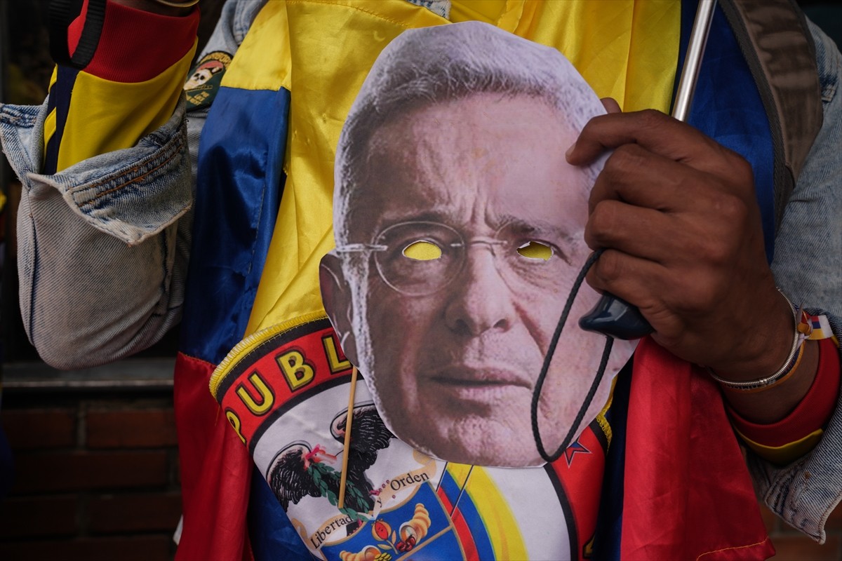 Eski Kolombiya Devlet Başkanı Álvaro Uribe Vélez’in destekçileri, başkent Bogota'daki Paloquemao...