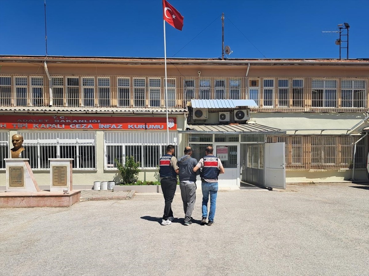 Eskişehir'de kırmızı bültenle aranan şüpheli jandarma ekiplerince yakalandı.