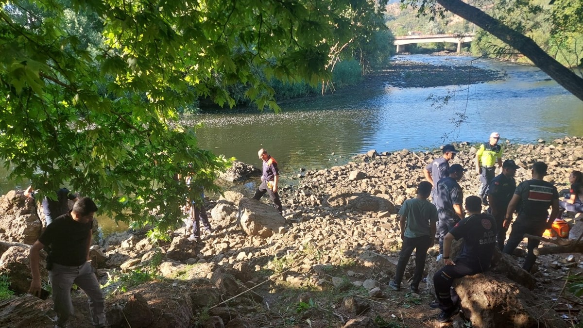 Eskişehir'in Mihalgazi ilçesinde Sakarya Nehri'ne giren 2 kişinin kaybolduğu ihbarı üzerine...