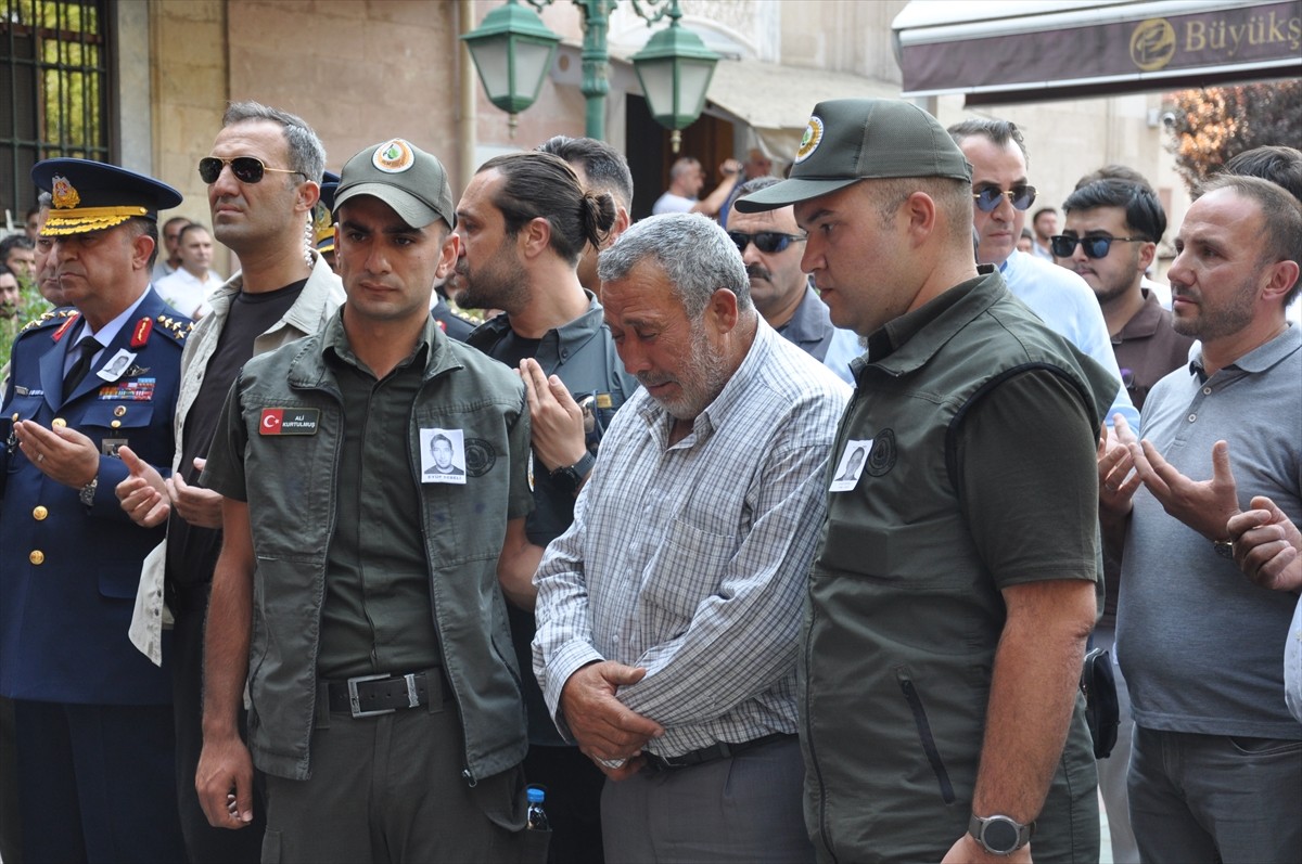 Eskişehir'in Seyitgazi ilçesinde çıkıp Afyonkarahisar'a sıçrayan orman yangınında şehit olan dozer...