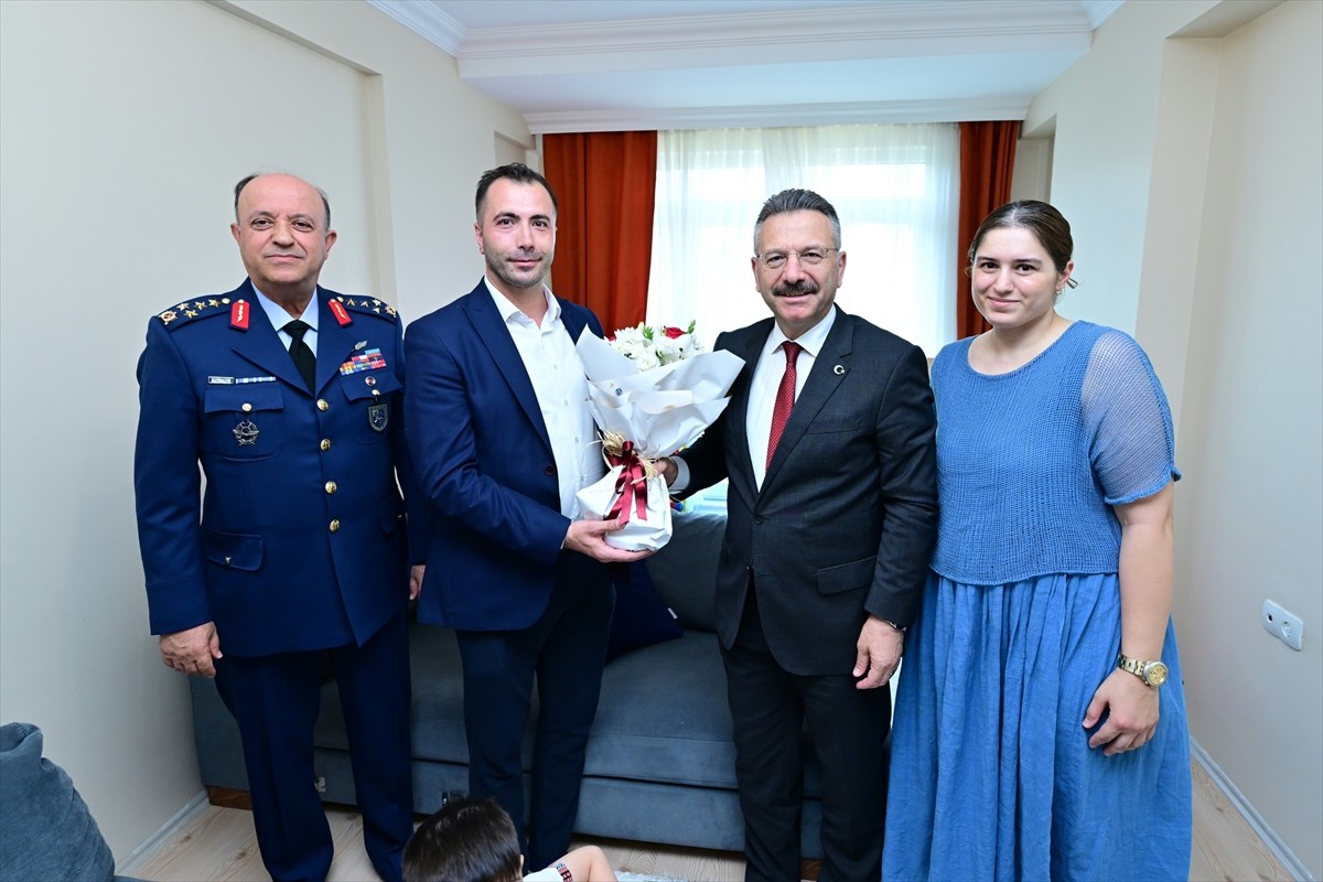 Eskişehir Valisi Hüseyin Aksoy (sağ 2), 15 Temmuz Demokrasi ve Milli Birlik Günü dolayısıyla...