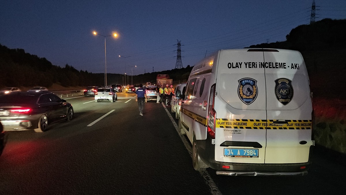 Eyüpsultan'da arızalanarak emniyet şeridine çekilen hafriyat kamyonuna çarpan motosikletteki...