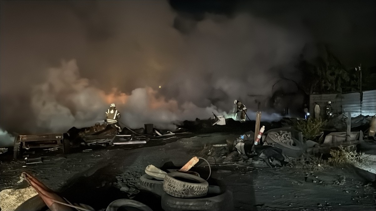 Eyüpsultan'da bir lastik deposunda çıkan yangın itfaiye ekiplerince söndürüldü.