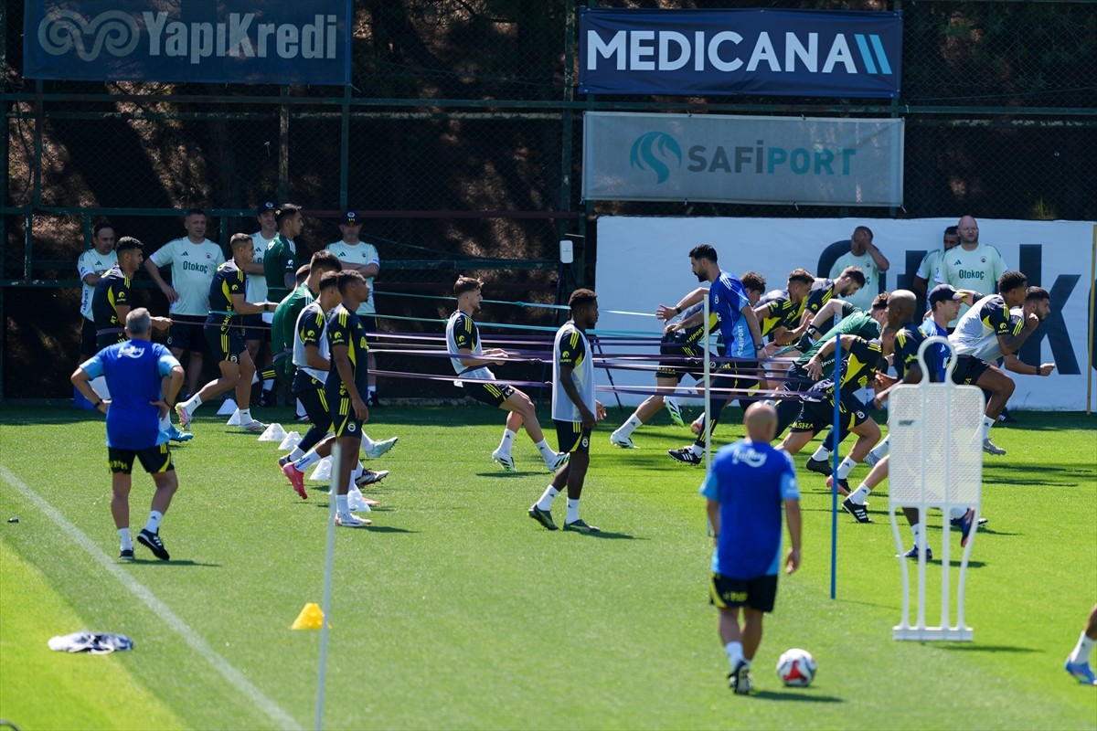 Fenerbahçe Futbol A Takımı, 2025-2026 sezonunun ilk antrenmanını gerçekleştirdi. Futbolcular...