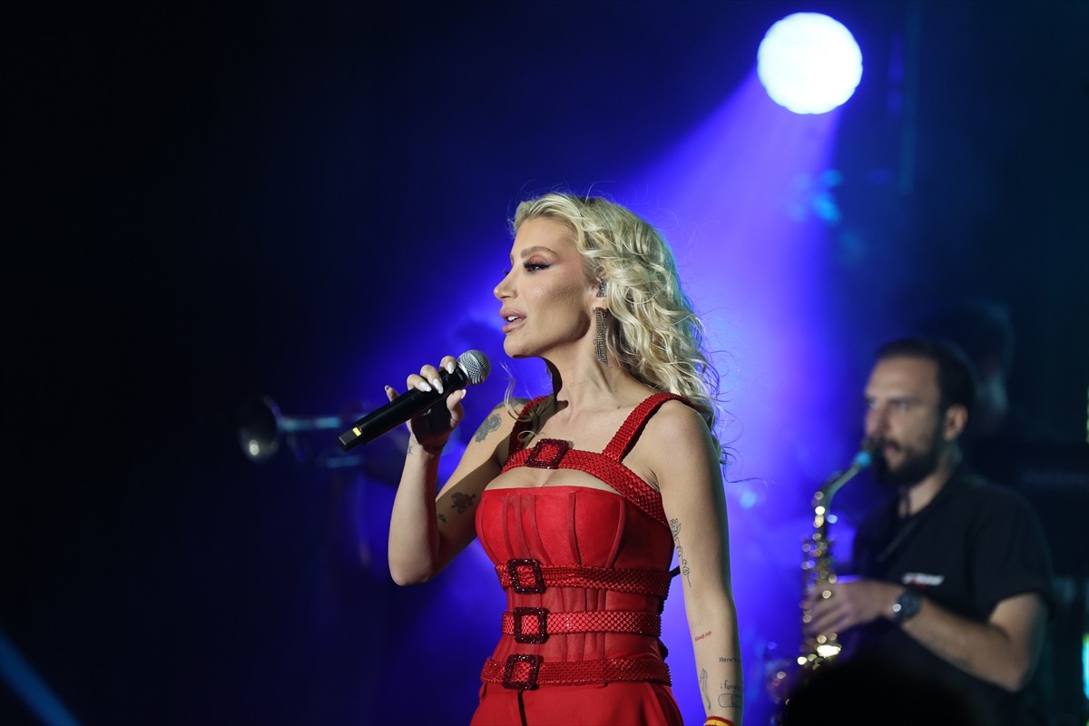 Galatasaray'ın, Trendyol Süper Lig ve Ziraat Türkiye Kupası'nda elde ettiği şampiyonluklar için...