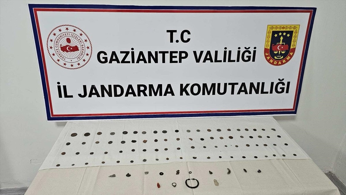 Gaziantep'in Nizip ilçesinde tarihi eser niteliğinde 80 sikke ve 14 obje ele geçirildi, 1 şüpheli...