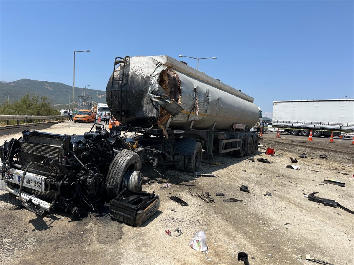 Gaziantep'in Nurdağı ilçesinde tır ile tankerin çarpışması sonucu 2 kişi yaşamını...