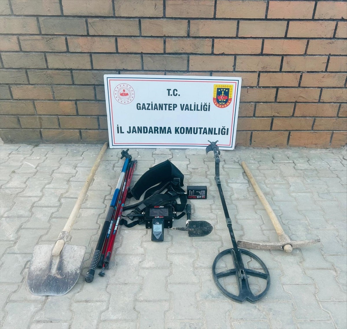 Gaziantep'in Şahinbey ve Araban ilçelerinde kaçak kazı yapan 9 şüpheli yakalandı. Zanlıların kazı...