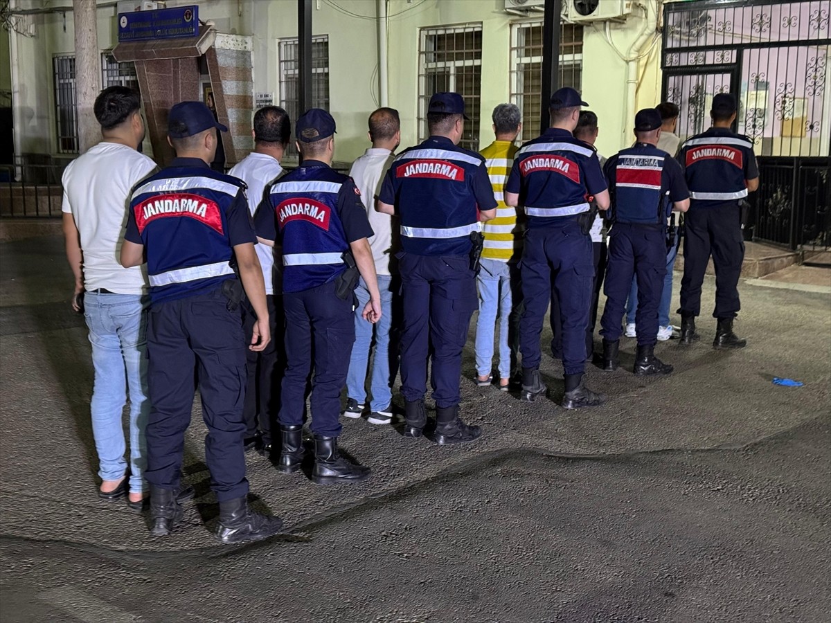 Gaziantep'te suç örgütüne yönelik operasyonda gözaltına alınan 7 şüpheliden 6'sı...