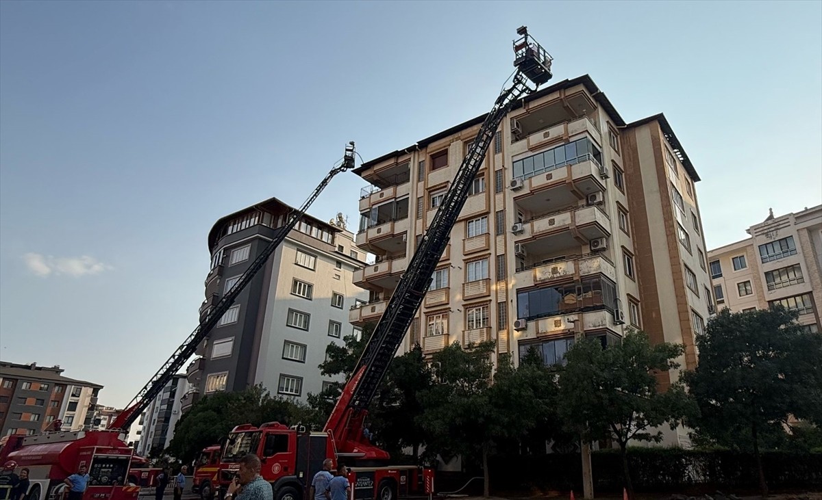 Gaziantep'tin Şehitkamil ilçesinde apartmanın çatısında çıkan yangın söndürüldü.