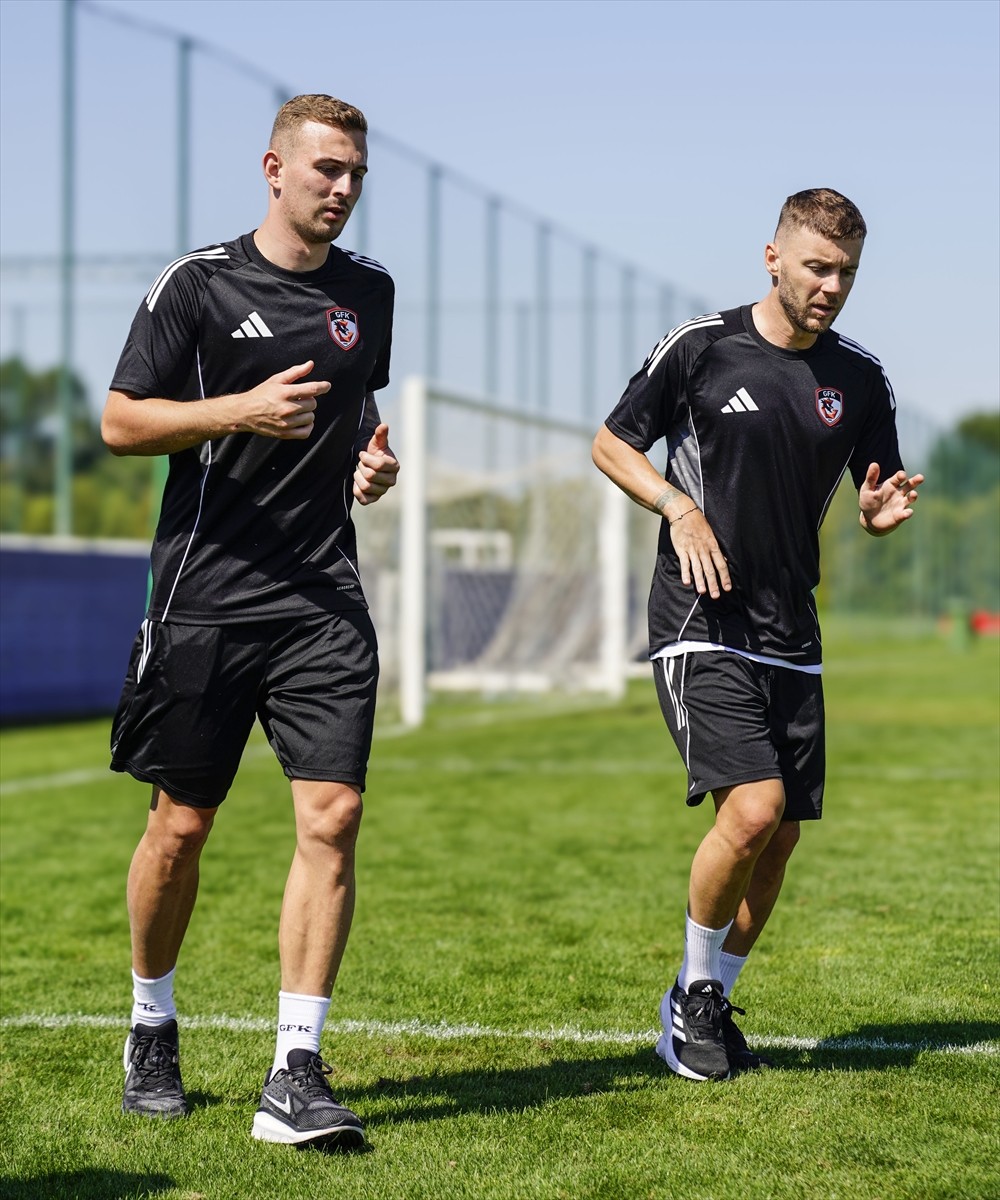 Gaziantep FK, Sırbistan'ın Belgrad kentinde sürdürdüğü birinci etap kamp çalışmalarını tamamladı....