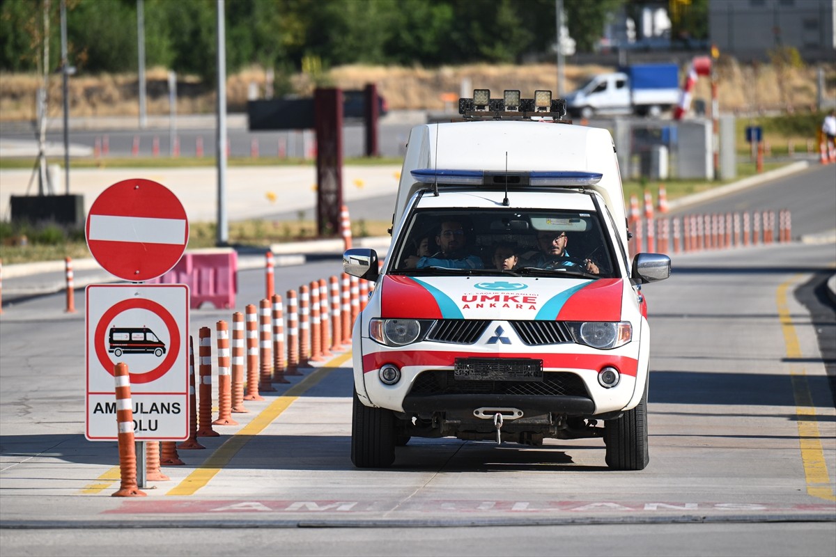 Gazze'den Ürdün'e geçişleri sağlanan 4 hasta ve beraberindeki 7 refakatçi tedavi için uçakla...