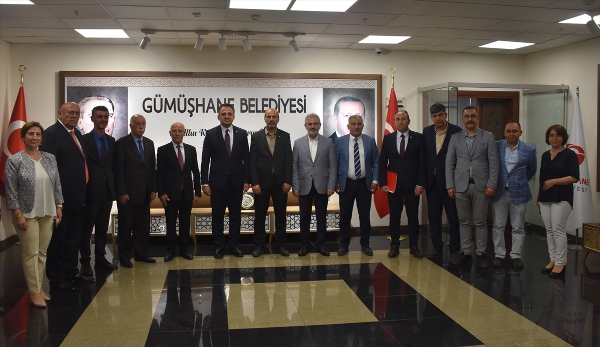 Gençlik ve Spor Bakan Yardımcısı Enes Eminoğlu (solda), Gümüşhane ziyaretleri kapsamında Vali...