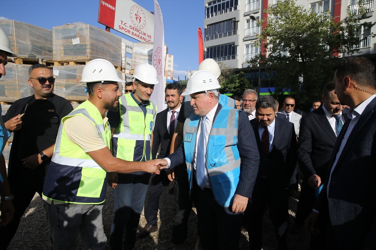 Gençlik ve Spor Bakanı Osman Aşkın Bak, Siirt'te ziyaretlerde bulundu. Bakan Bak, Yeni Mahalle'de...