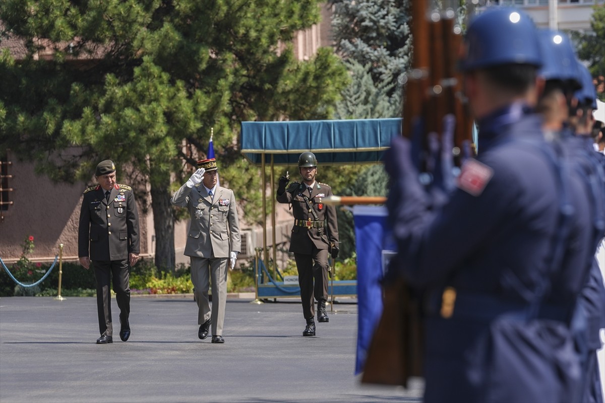 Genelkurmay Başkanı Orgeneral Metin Gürak (sağda), Fransa Genelkurmay Başkanı Orgeneral Thierry...