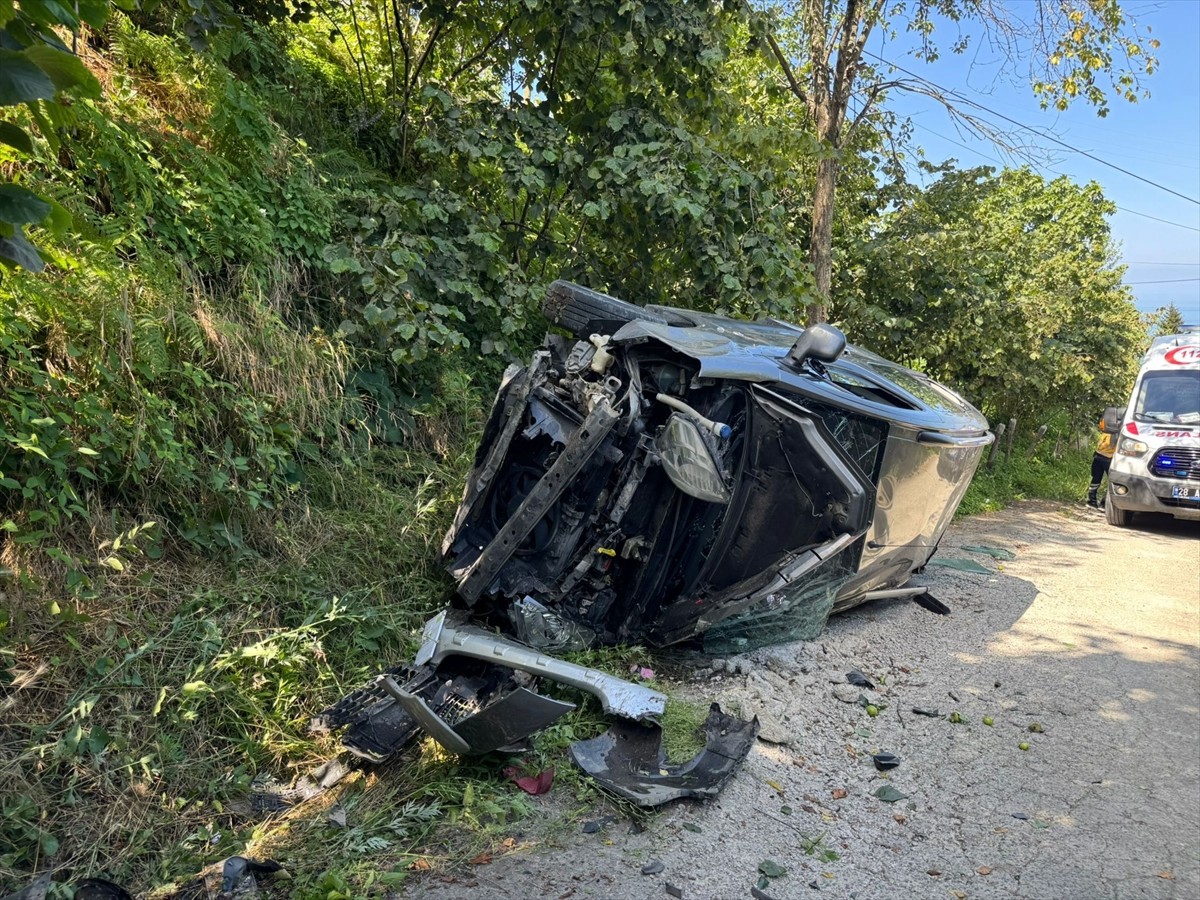 Giresun'un Espiye ilçesinde hafif ticari aracın yamaçtan yuvarlandığı kazada 4 kişi...