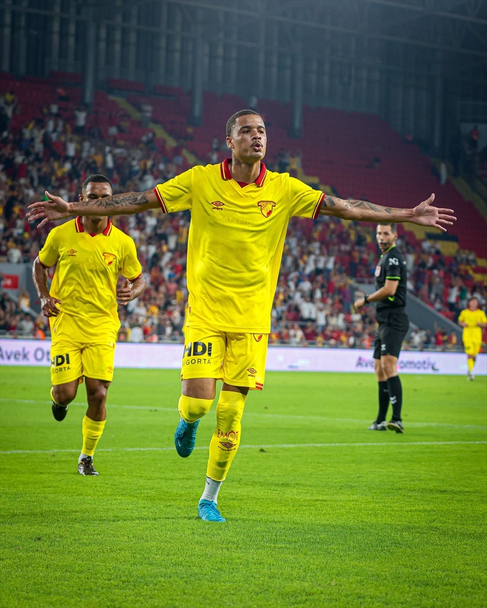 Göztepe, yeni sezon hazırlıkları kapsamında sahasında Antalyaspor ile karşı karşıya geldi....