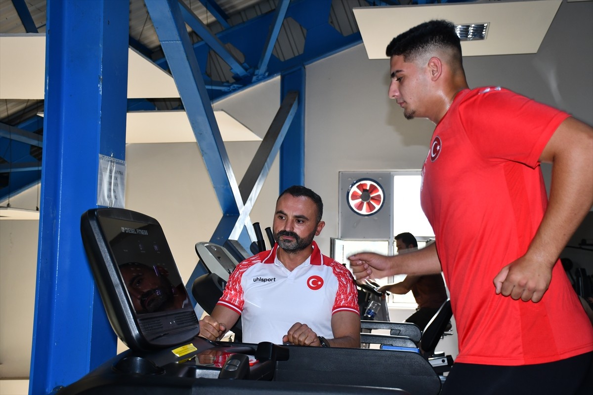 Gülle atmada yıldızlar ve gençlerde Türkiye şampiyonlukları bulunan Bilecikli Abdulkerim Akdaş...