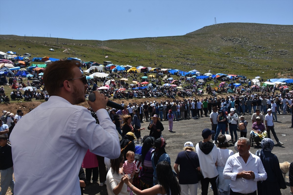 Gümüşhane'de "Kazıkbeli Yayla Şenliği" gerçekleştirildi. Kürtün ilçesine bağlı Söğüteli köyü...