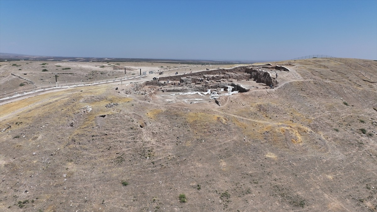 Güneydoğu Anadolu Bölgesi'nin en büyük höyükleri arasında yer alan Kilis'teki Oylum Höyük'te 2025...