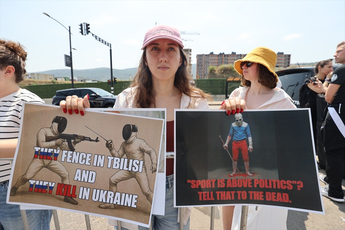 Gürcistan'ın başkenti Tiflis'te, Rusya Silahlı Kuvvetleri'nde görevli olduğu iddia edilen bazı Rus...