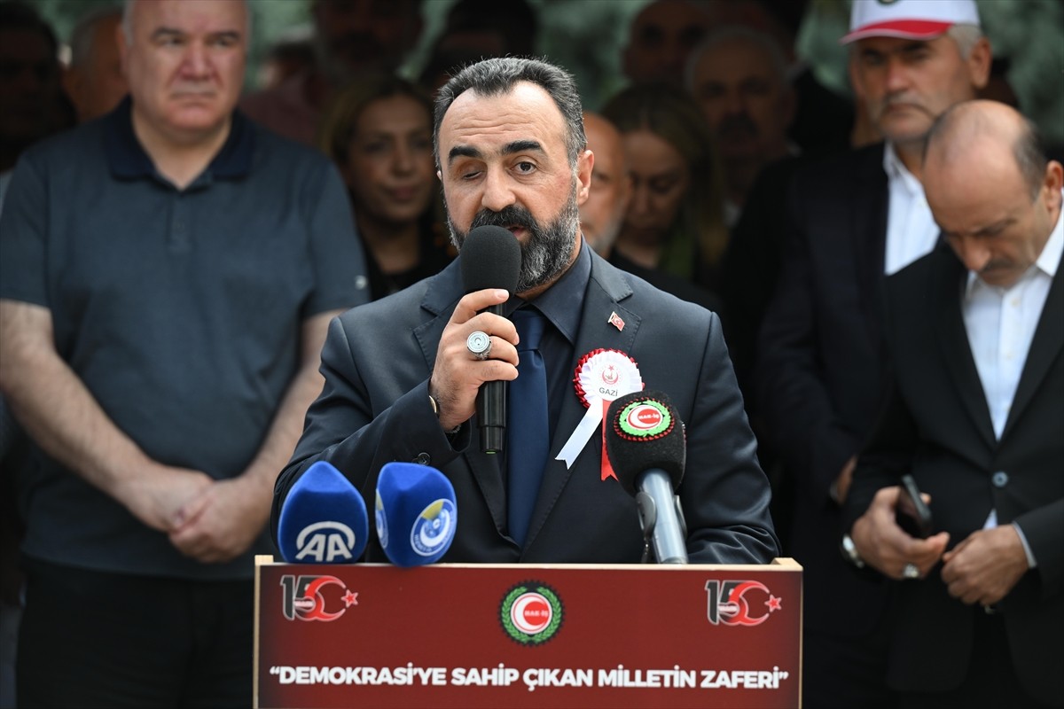 HAK-İŞ, 15 Temmuz Demokrasi ve Milli Birlik Günü dolayısıyla şehitleri kabirleri başında andı....