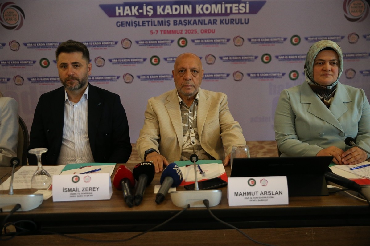 HAK-İŞ Genel Başkanı Mahmut Arslan, Ordu'da bir otelde düzenlenen HAK-İŞ Kadın Komitesi...