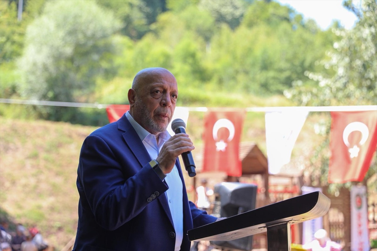 HAK-İŞ Genel Başkanı Mahmut Arslan (sağda), Düzce'de belediyenin kadın personel ve çocuklarına...