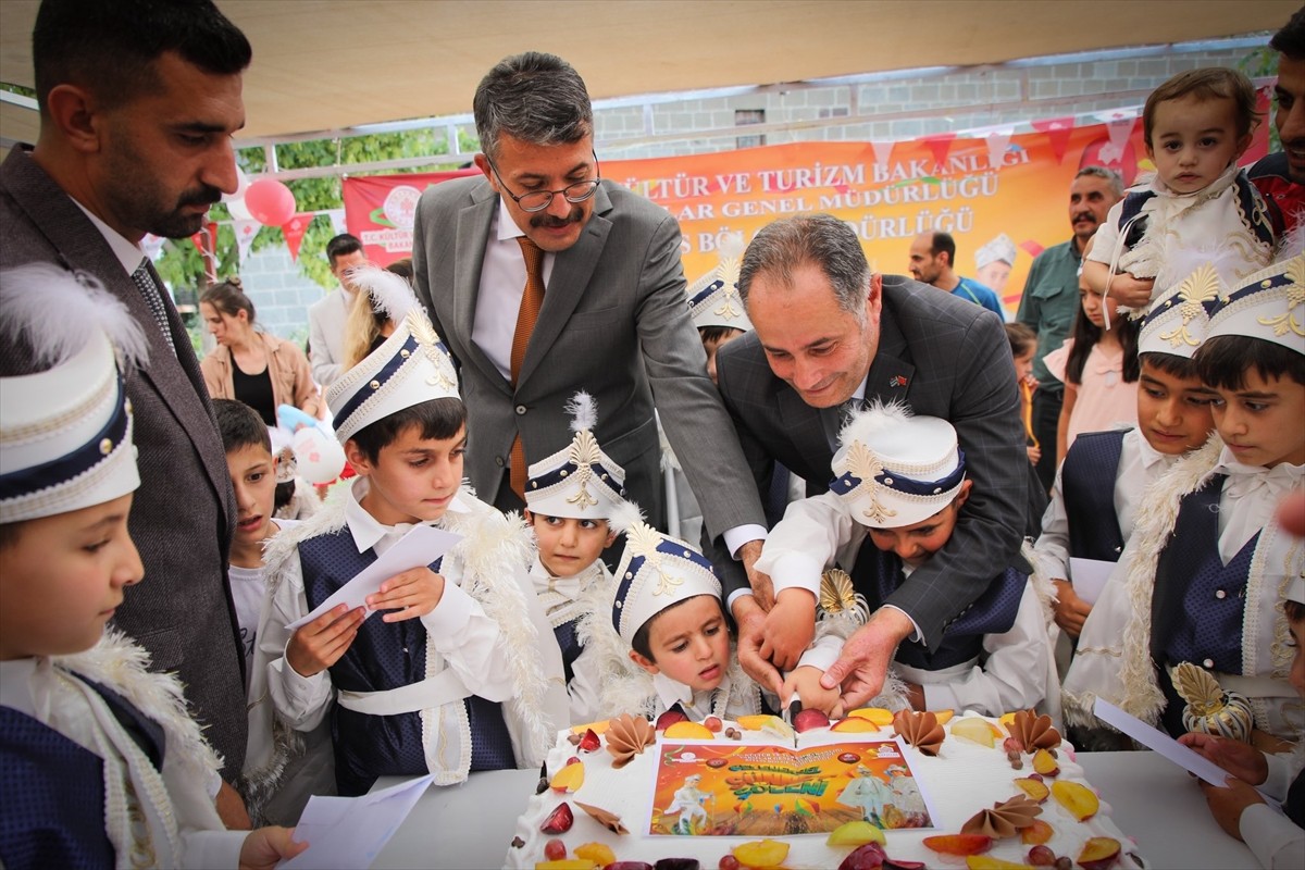 Hakkari'de, Bitlis Vakıflar Bölge Müdürlüğünce toplu sünnet şöleni gerçekleştirildi. Vali Ali...