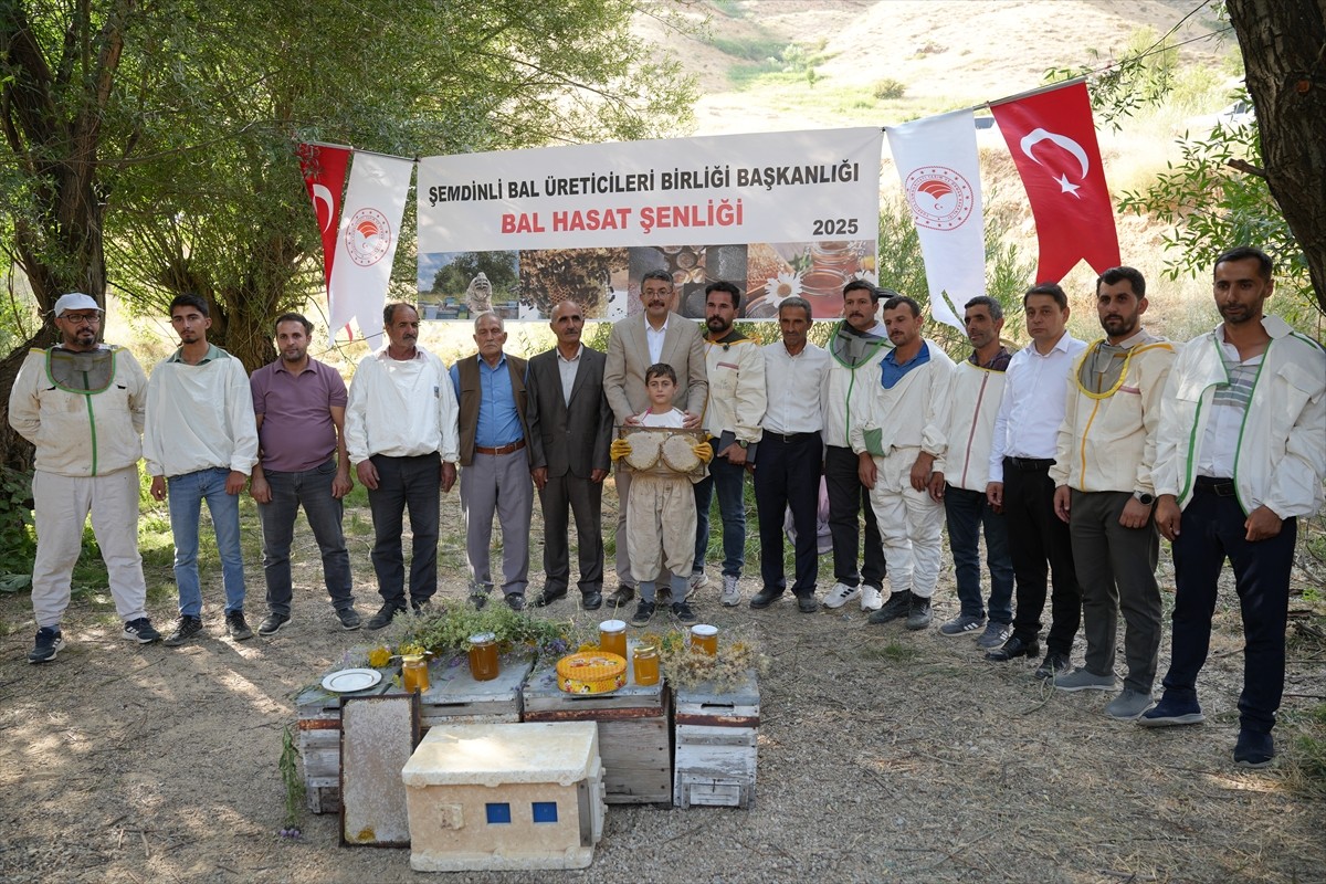 Hakkari'nin Şemdinli ilçesinde "Bal Hasat Şenliği" düzenlendi.