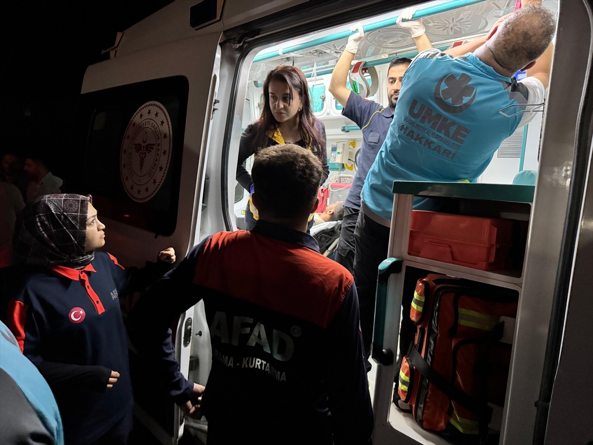 Hakkari'nin Yüksekova ilçesi kırsalında rahatsızlanan çoban Talat Çakmak, ekipler tarafından...