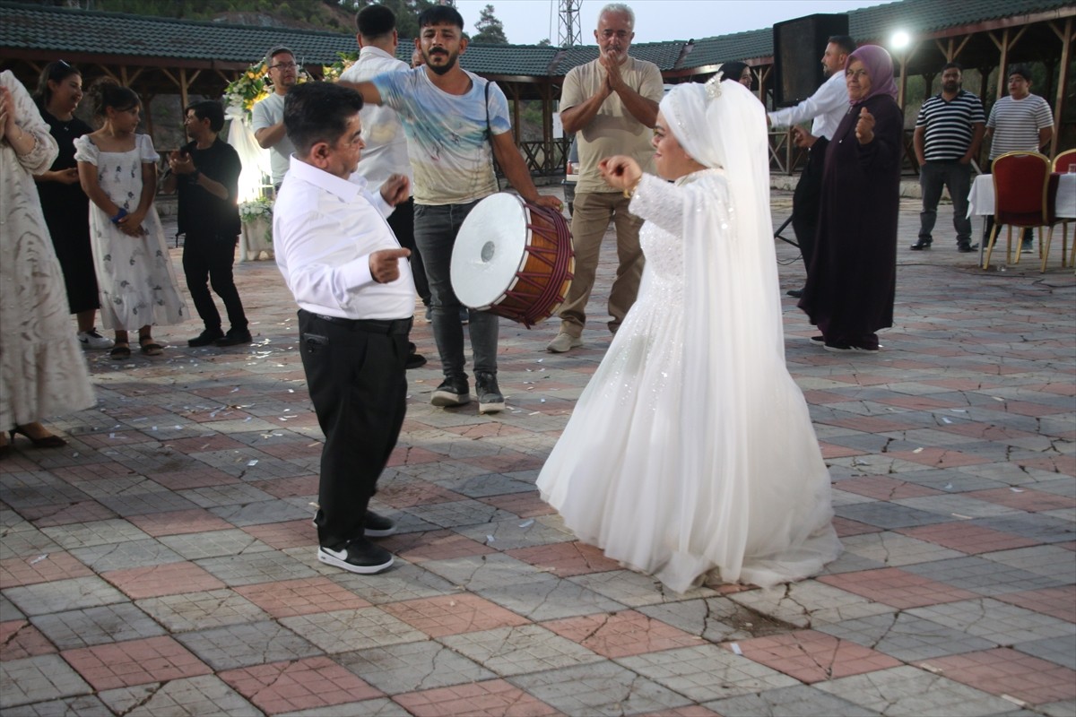 Hatay'da, akondroplazi (boy kısalığına neden olan bir büyüme bozukluğu) rahatsızlığı bulunan ve 21...