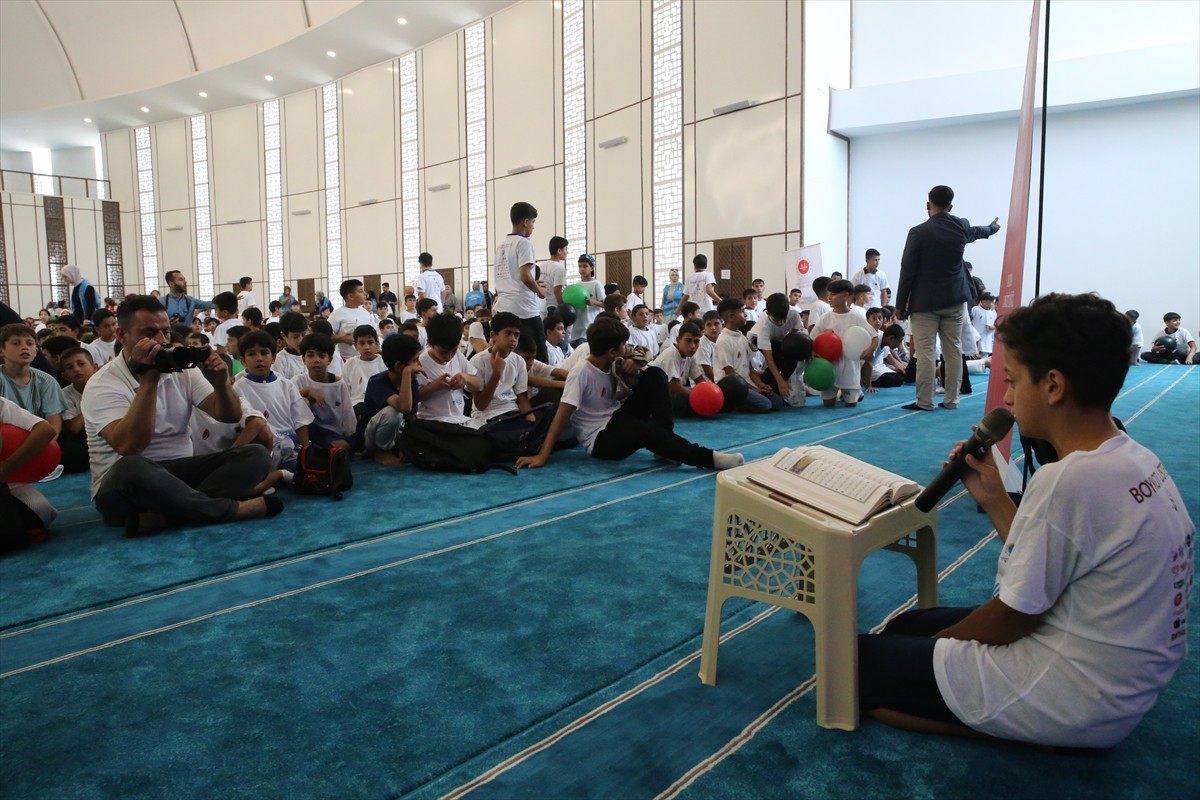 Hatay'da ortaokul öğrencileri, Türkiye Gençlik Vakfı (TÜGVA) Hatay İl Temsilciliğinin yaz okulu...