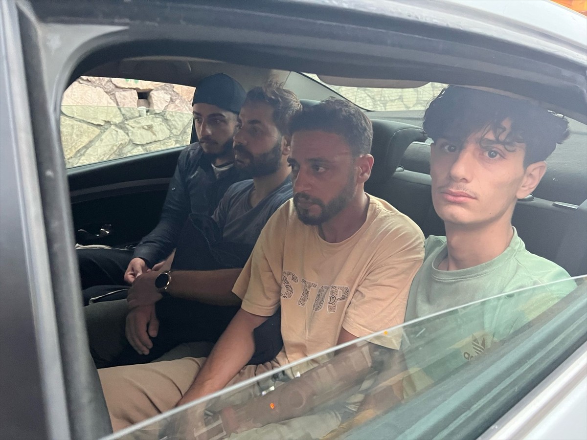 Hatay'da yurda yasa dışı yollarla girdikleri belirlenen 10 Suriye uyruklu yakalandı, göçmen...