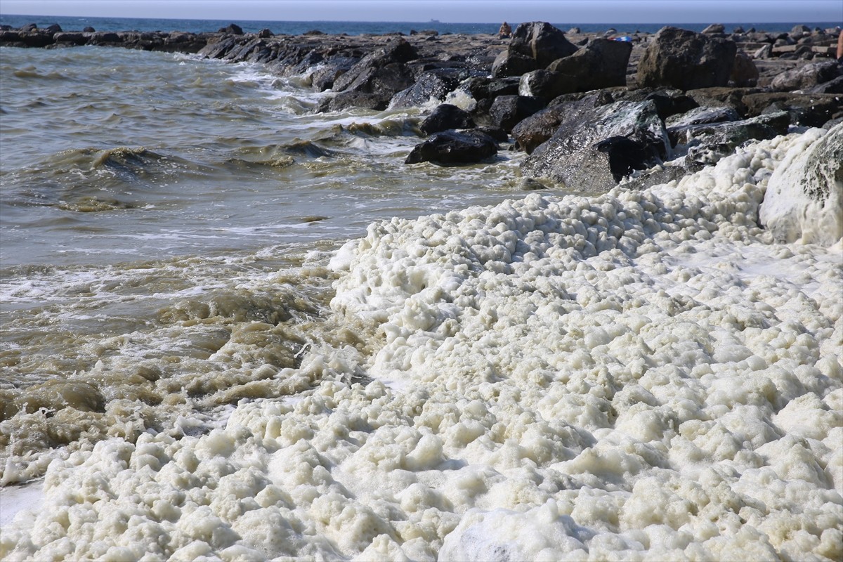 Hatay'ın Arsuz ilçesinde, deniz kıyısındaki bazı bölgelerde köpük benzeri tabaka oluştu.