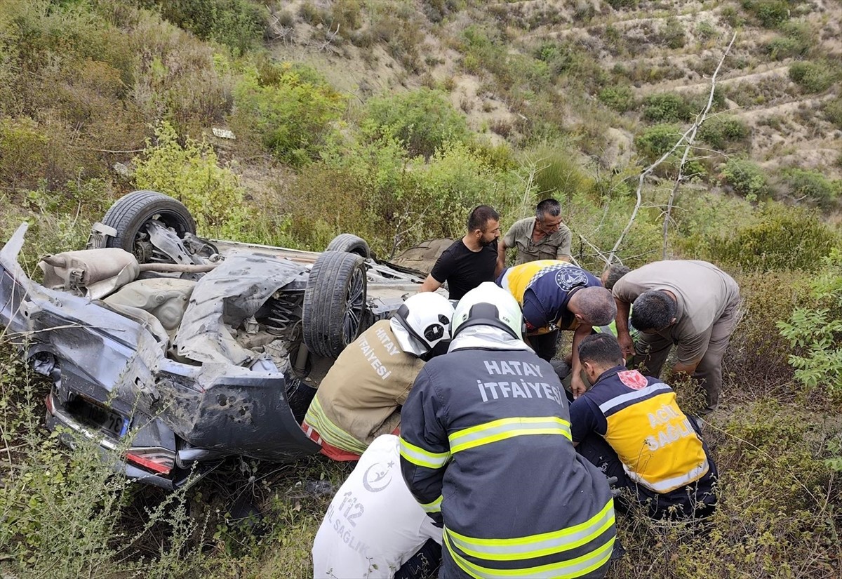 Hatay'ın Arsuz ilçesinde otomobilin uçuruma yuvarlanması sonucu yaralanan 4 kişi hastaneye...