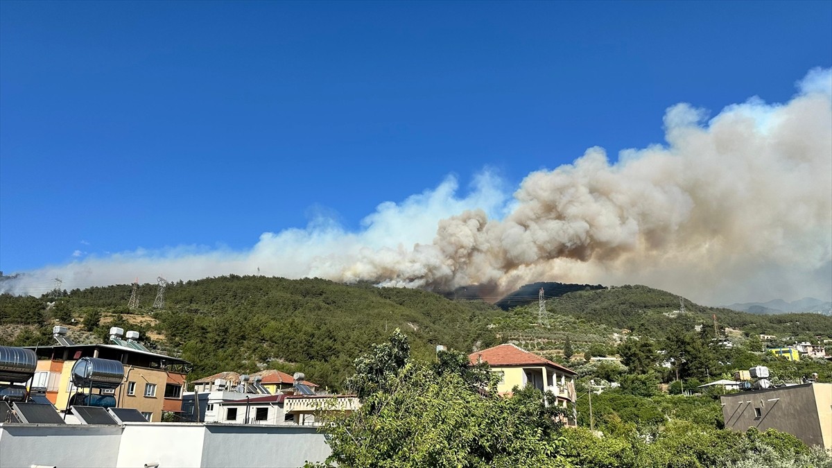Hatay'ın Dörtyol ilçesinde yerleşim yerlerine yakın noktada çıkan orman yangınına müdahale...