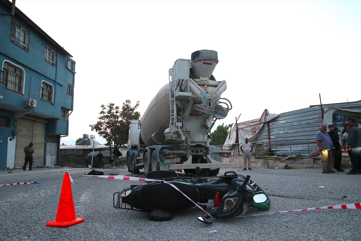 Hatay'ın merkez Antakya ilçesinde beton mikseriyle çarpışan motosikletteki 1 kişi öldü, 1 kişi...