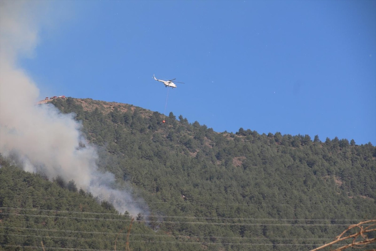Hatay'ın merkez Antakya ilçesinde dün başlayan orman yangınına ekiplerin müdahalesi devam ediyor....