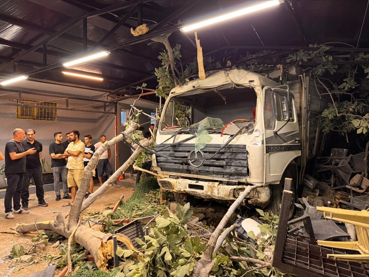 Hatay&#039;ın merkez Antakya ilçesinde hurda yüklü kamyonun, kontrolden çıkarak yolun yaklaşık 8 metre...