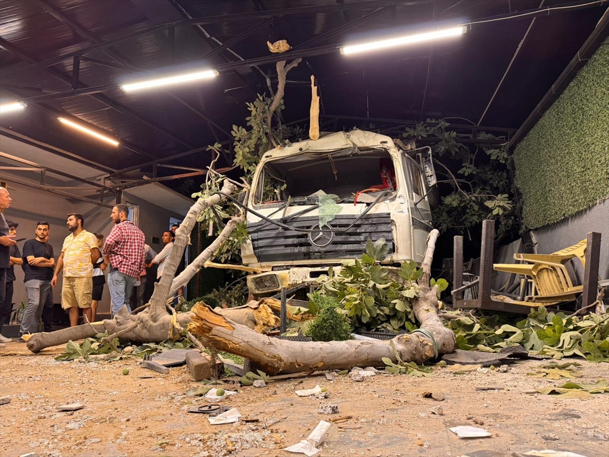 Hatay&#039;ın merkez Antakya ilçesinde hurda yüklü kamyonun, kontrolden çıkarak yolun yaklaşık 8 metre...