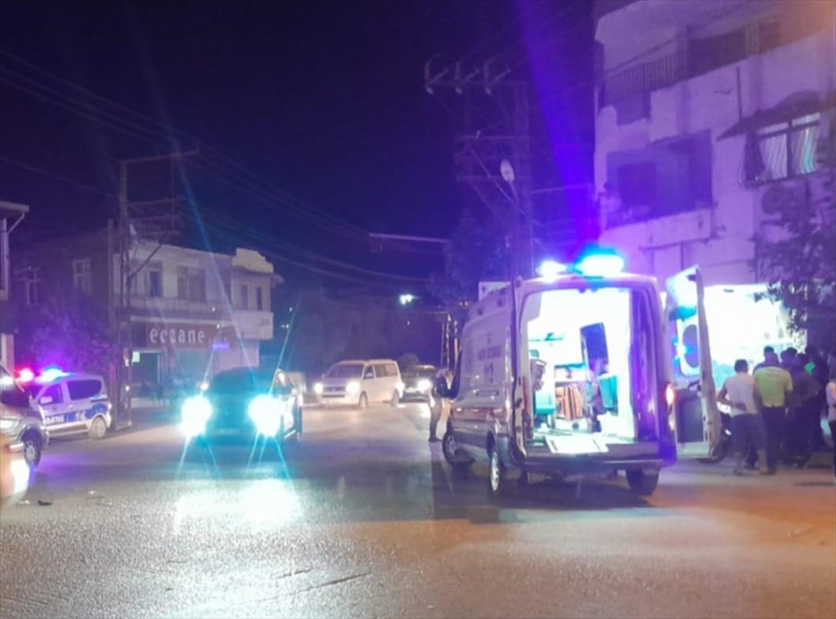 Hatay'ın Samandağ ilçesinde 2 motosikletin çarpışması sonucu 3 kişi yaralandı.
