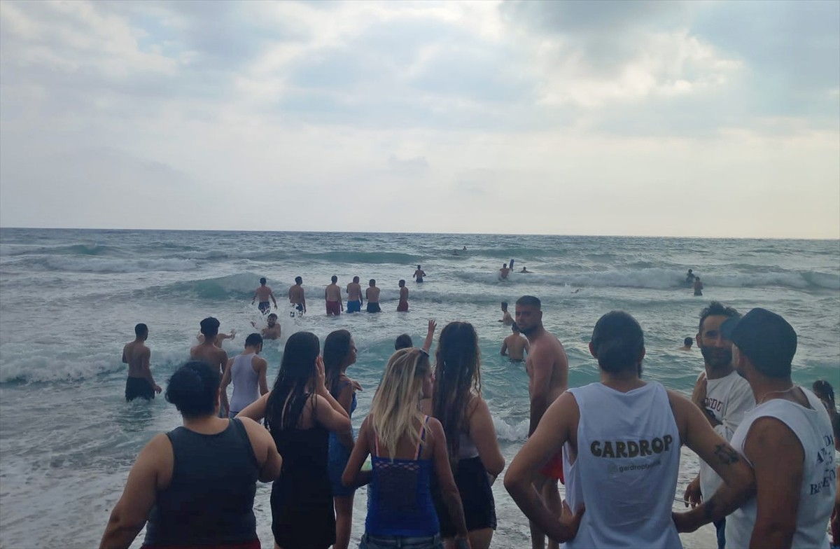 Hatay'ın Samandağ ilçesinde denizde boğulma tehlikesi geçiren kişi, ekiplerce kurtarıldı.
