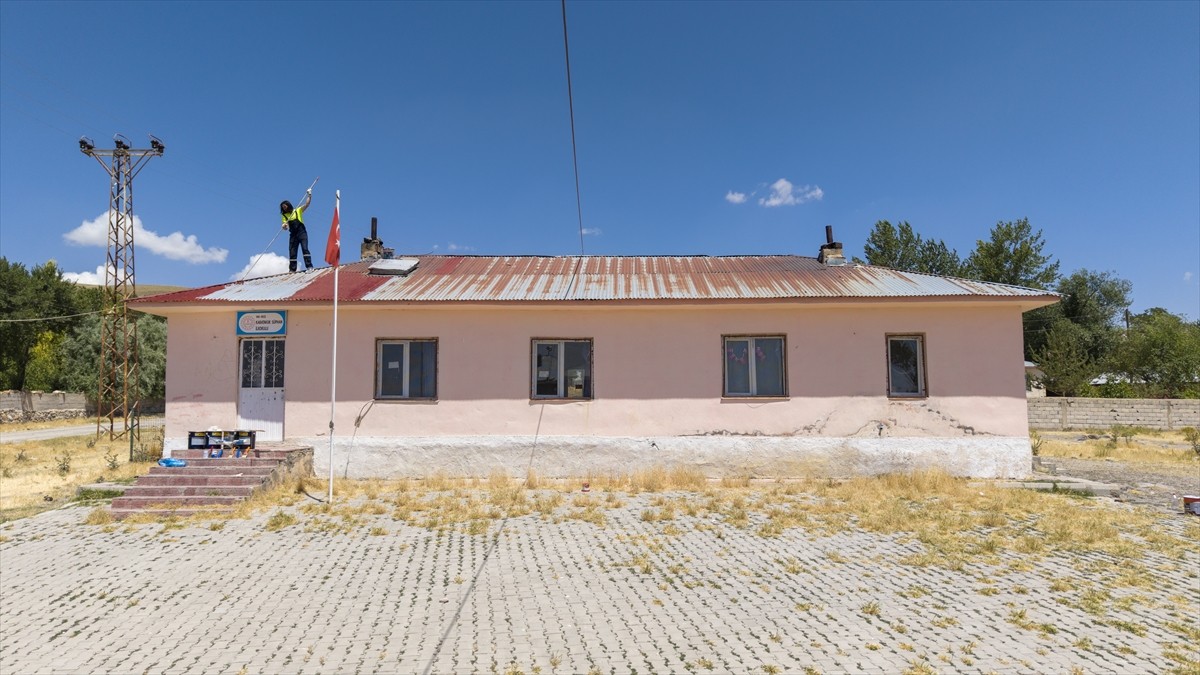 Hollywood yıldızı Keanu Reeves'in canlandırdığı "John Wick" karakterine benzetilen ve çevresinde...