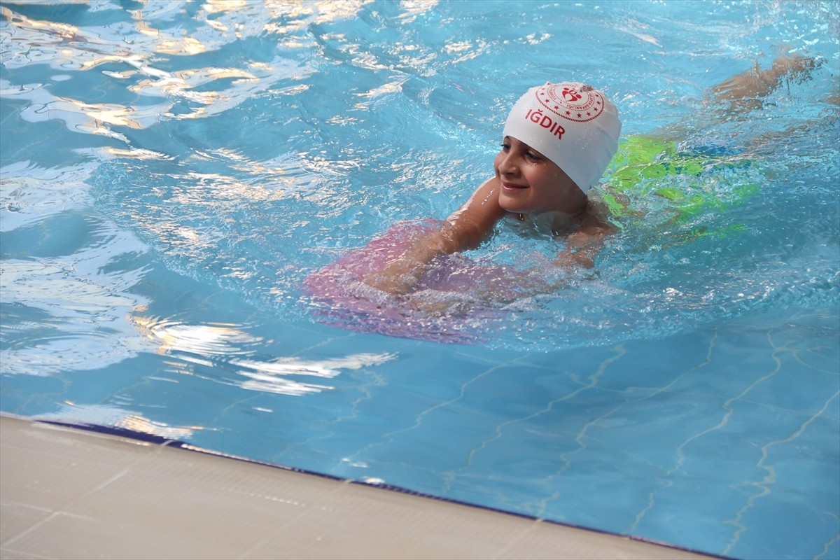 Iğdır'da "Yüzme Bilmeyen Kalmasın Projesi" kapsamında 2017'den bu yana çoğunluğu çocuklardan...
