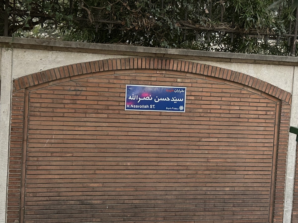 İran’ın başkenti Tahran’daki "Halid İslambuli Caddesi"nin tabelası, Tahran Belediye Meclisi'nin 15...