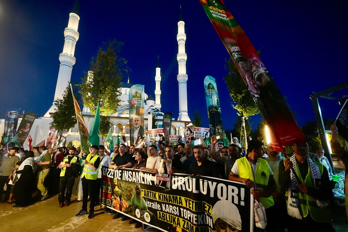 İslami Dayanışma Platformu üyeleri, İsrail'in Gazze'ye saldırılarını ve gıdaya erişimi...