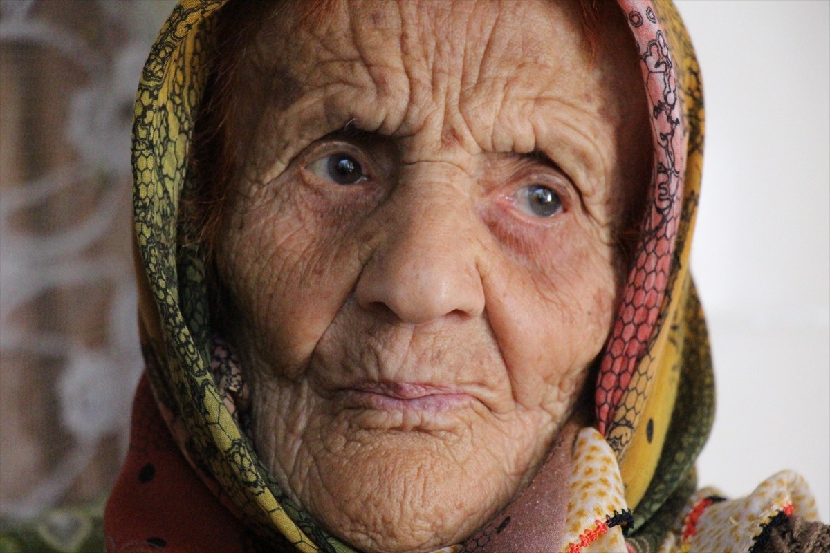 Isparta'nın Atabey ilçesinde 107 yaşındaki Hatice Tokmak, sağlığı, yaşam enerjisi ve ailesiyle...