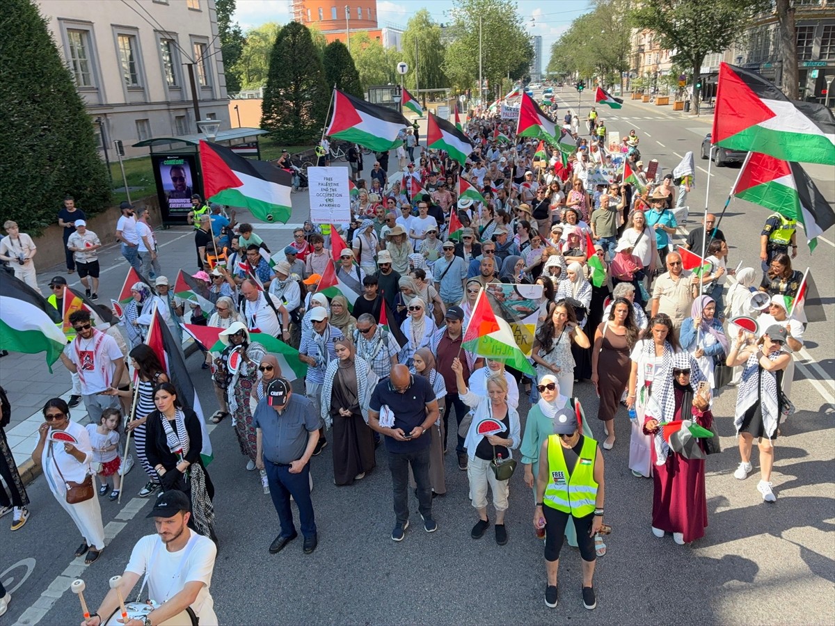 İsrail'in Gazze'deki okulları ve hastaneleri bombalaması, İsveç'in başkenti Stockholm'de protesto...