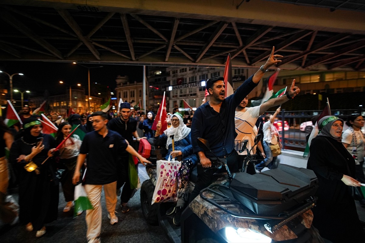 İsrail'in Gazze'ye yönelik saldırılarını protesto etmek amacıyla İzmir'de yürüyüş...